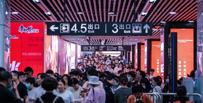 長(zhǎng)沙地鐵五一廣場(chǎng)換乘通道墻面廣告，長(zhǎng)沙地鐵大屏廣告價(jià)格