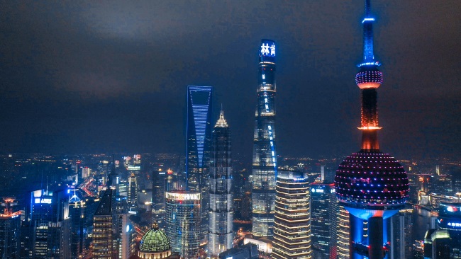 上海中心大廈塔身大屏廣告投放，上海外灘燈光秀LED廣告價格