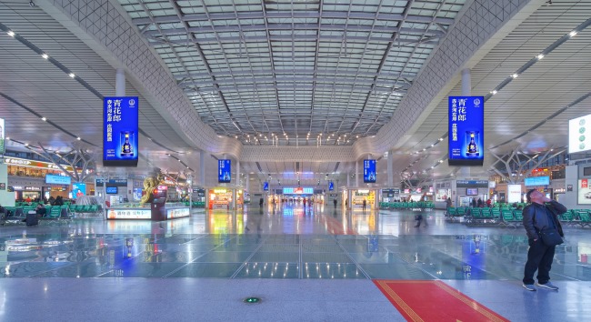長沙南高鐵站候車大廳中央立柱LED廣告，長沙南站大屏廣告價格