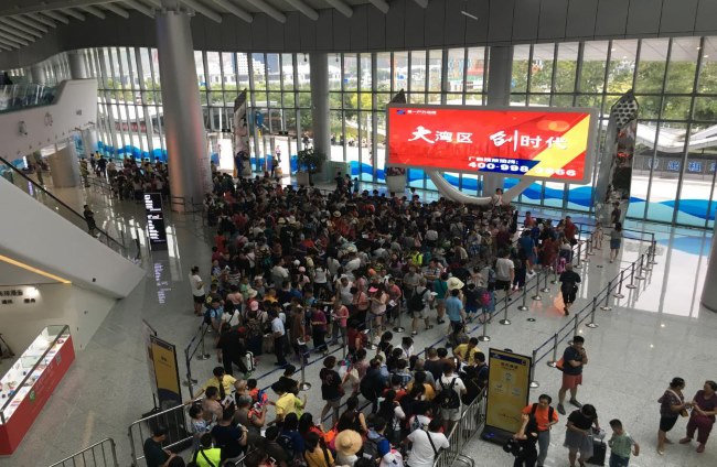 深圳蛇口郵輪中心廣告位的區(qū)位優(yōu)勢(shì)和投放策略。第一戶外傳媒代理相關(guān)廣告的案例及效果如何？