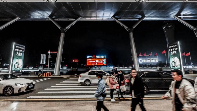 詳細(xì)介紹一下貴陽龍洞堡機(jī)場(chǎng)媒體位置，并說明第一戶外傳媒代理哪些廣告位？