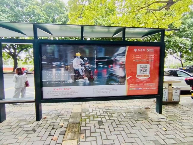 江門公交站臺燈箱廣告投放，江門巴士候車亭廣告價格
