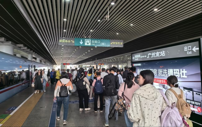 廣州南站高鐵站臺(tái)燈箱廣告投放，廣州南站大屏廣告價(jià)格
