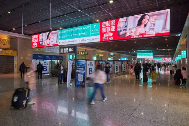 貴陽北站高鐵出站通道LED廣告投放，貴陽北站大屏廣告價格