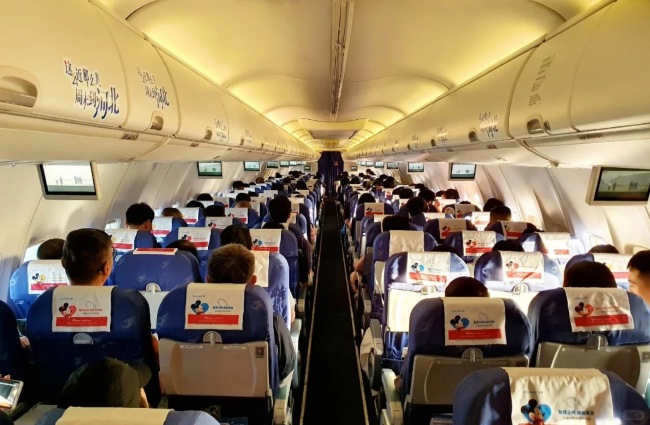 河北航空機艙電視廣告投放，河北航空飛機客艙桌板貼廣告價格