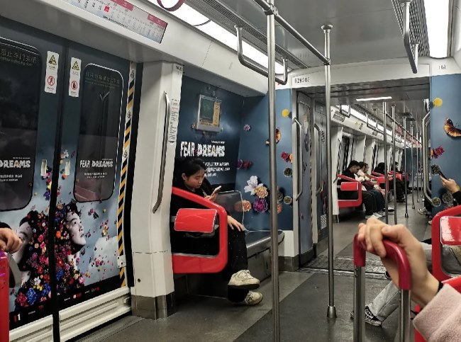 佛山地鐵2號(hào)線內(nèi)包車貼廣告投放案例，佛山地鐵車廂廣告價(jià)格
