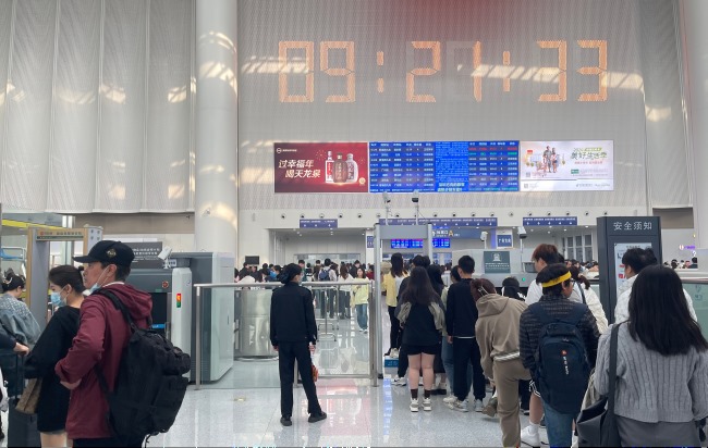 東莞虎門站候車廳檢票口上方燈箱廣告投放，虎門高鐵站廣告價(jià)格