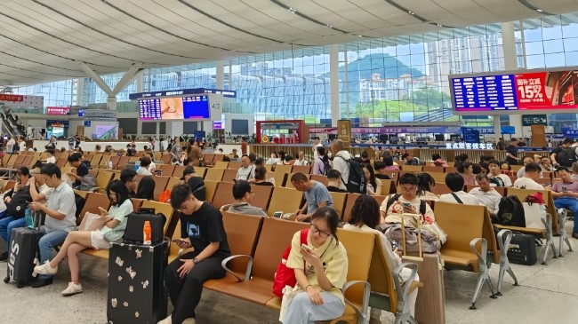 深圳北高鐵站安檢口候車區(qū)上方LED廣告，深圳北站大屏廣告投放價(jià)格