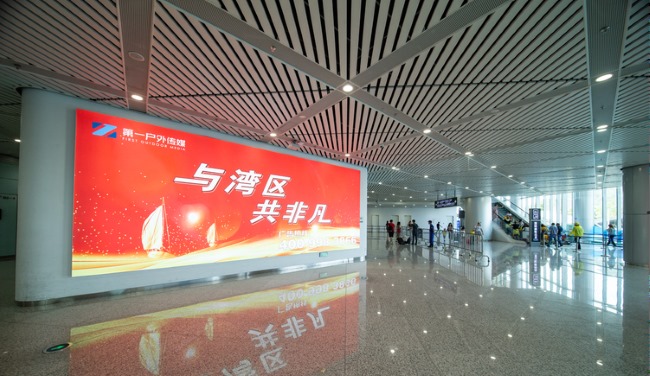 在中美貿(mào)易戰(zhàn)大前提下，中小企業(yè)如何在拓展內(nèi)需中走在行業(yè)前列？如果加強(qiáng)宣傳推廣，選擇線上線下什么媒體更有效果？有沒有深圳第一戶外傳媒合作案例？