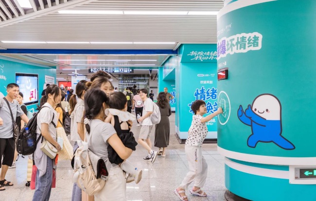 長(zhǎng)沙地鐵換乘通道墻貼包柱廣告投放，長(zhǎng)沙地鐵站墻畫廣告價(jià)格