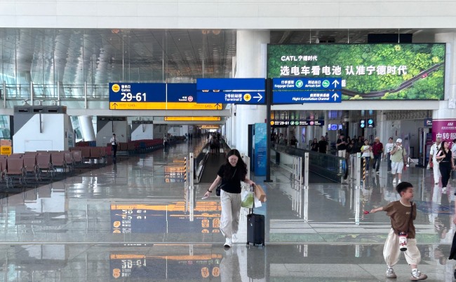 武漢天河機(jī)場(chǎng)連廊上方燈箱廣告投放，武漢機(jī)場(chǎng)大屏廣告價(jià)格
