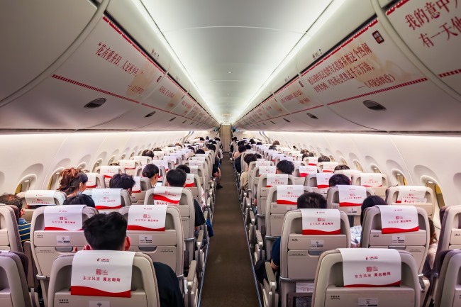 東方航空機(jī)艙頭枕巾廣告投放，東航飛機(jī)客艙機(jī)載廣告價(jià)格
