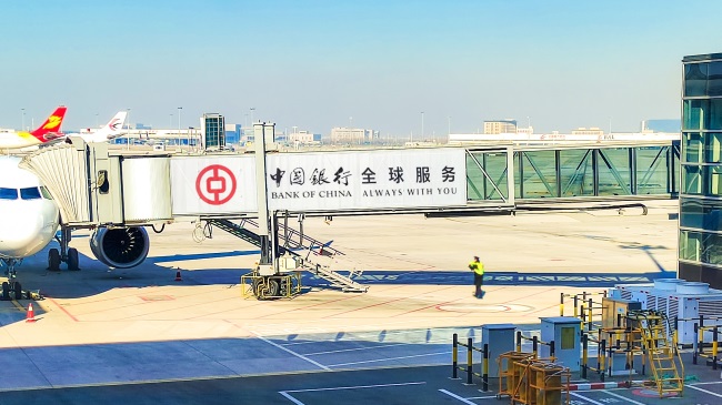 青島膠東機(jī)場(chǎng)停機(jī)坪大牌廣告投放，青島機(jī)場(chǎng)廊橋貼膜廣告價(jià)格