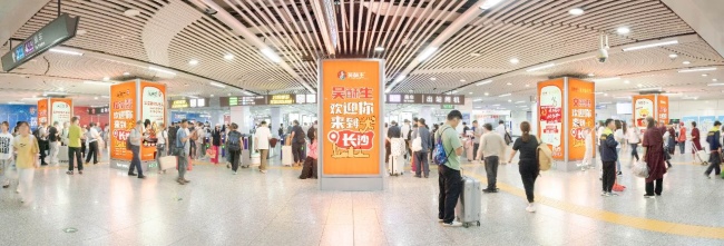 長沙地鐵火車南站閘機(jī)口包柱燈箱廣告投放，長沙地鐵廣告價格