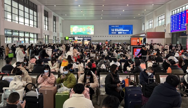 普寧站高鐵候車大廳燈箱廣告投放，普寧火車站通道廣告價(jià)格