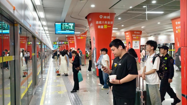 鄭州二七廣場站地鐵站臺包柱廣告投放，鄭州地鐵廣告價格