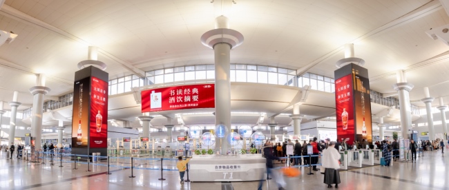 長(zhǎng)沙機(jī)場(chǎng)出發(fā)大廳中央高立柱燈箱廣告，長(zhǎng)沙黃花機(jī)場(chǎng)廣告價(jià)格