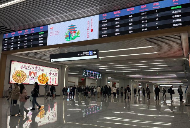 汕頭站高鐵出站口墻面燈箱廣告投放，汕頭火車站大屏廣告價格
